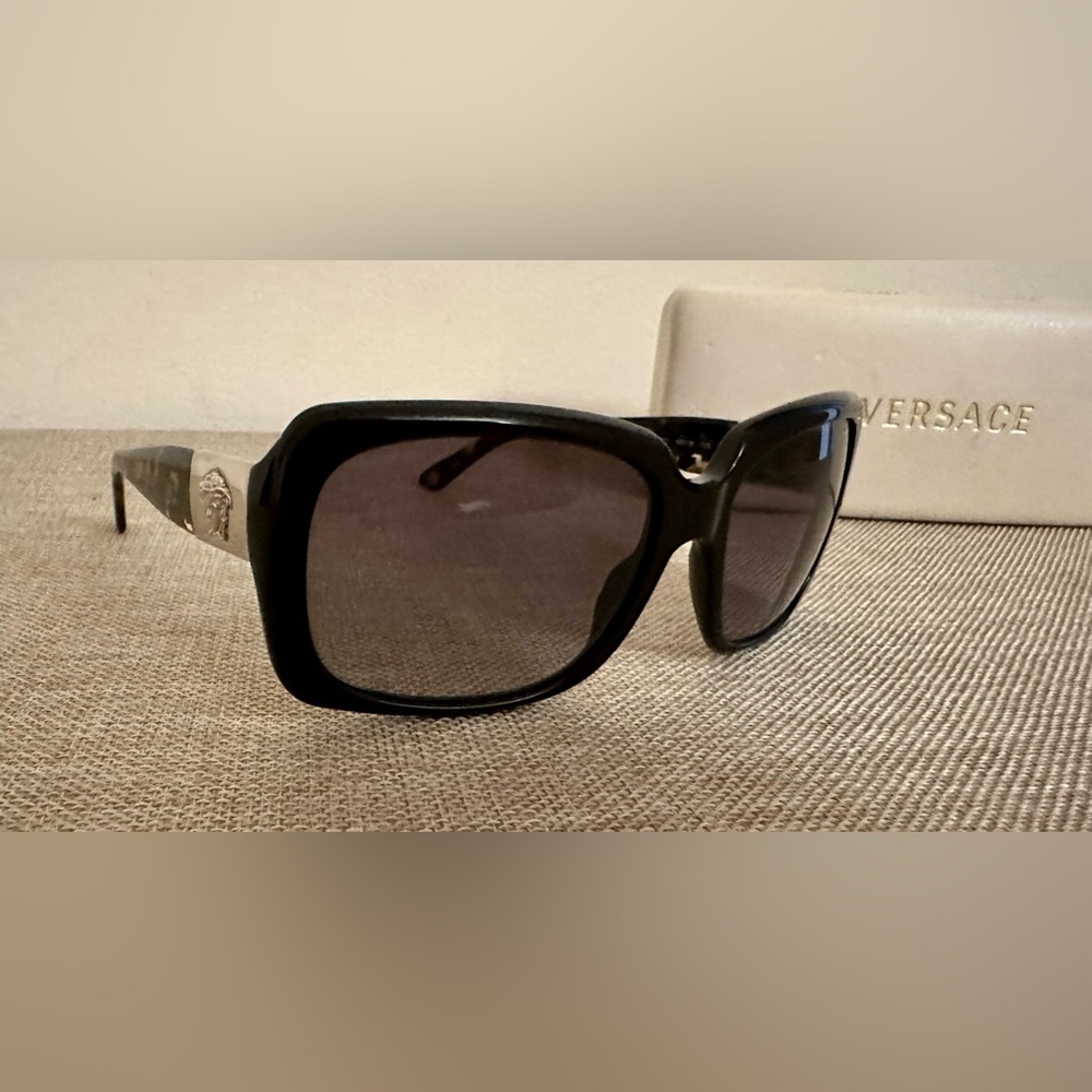 VERSACE Medusa Sunglasses EUC with case